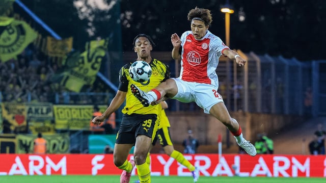 BVBs Filippo Mane (l.) und Essens Kaito Mizuta im Zweikampf