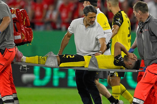 Yan Couto wird vom Platz getragen, BVB-Trainer Niko Kovac ist bei seinem Verteidiger