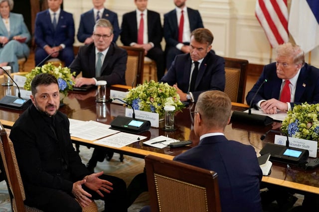 Donald Trump a reçu à la Maison-Blanche Volodymyr Zelensky et sept leaders européens : Mark Rutte, Ursula von der Leyen,  Keir Starmer, Giorgia Meloni, Alexander Stubb, Friedrich Merz et Emmanuel Macron.
