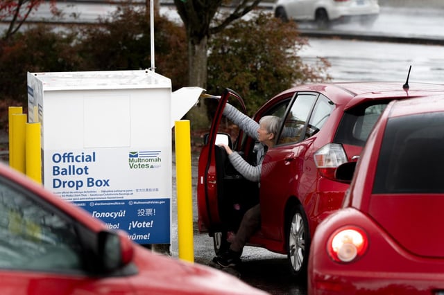 ARCHIVO - Una electora deposita su voto en un buzón el Día de las Elecciones, el 5 de noviembre de 2024, en Portland, Oregon. (AP Foto/Jenny Kane, archivo)