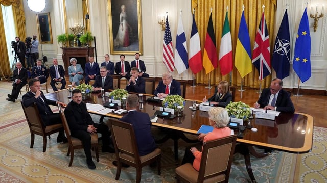 Keir Starmer, Emmanuel Macron, Donald Trump, Giorgia Meloni, Friedrich Merz, Mark Rutte, Volodymyr Zelensky, Alexander Stubb et Ursula von der Leyen à la Maison-Blanche, le 18 août 2025.