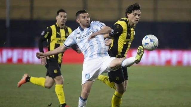 Racing recibe a Peñarol por el partido de vuelta de los octavos de final. La Academia obligada a levantar un 1-0 en contra. 