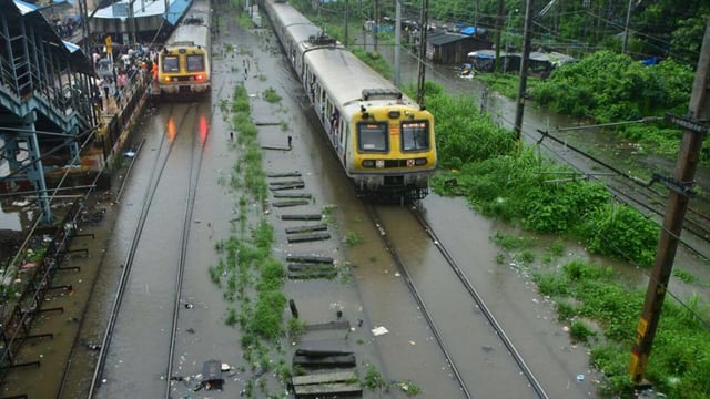 Waterlogging on the tracks of Dadar railway station on Central Railway line. The water accumulated due to the heavy rainfall and the overflowing of a nullah. (Bhushan Koyande/HT Photo)