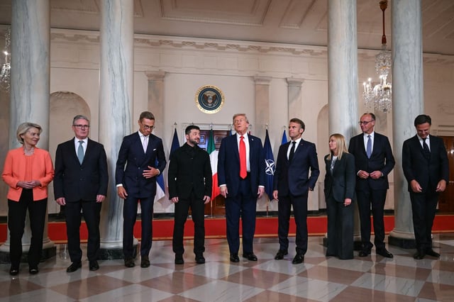 Autour de Donald Trump et Volodymyr Zelensky, Friedrich Merz, Emmanuel Macron, Keir Starmer, Giorgia Meloni, Alexander Stubb, Mark Rutte et Ursula von der Leyen, à la Maison Blanche le 18 août 2025.