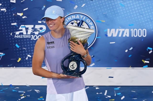 Iga Swiatek posa con la Rookwood Cup como flamante ganadora del WTA de Cincinnati (Photo by Dylan Buell / GETTY IMAGES NORTH AMERICA / Getty Images via AFP)