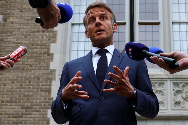 Emmanuel Macron dans les jardins de l’ambassade de France à Washington, lundi 19 août.