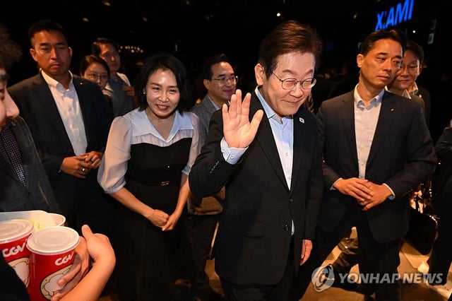 President Lee Jae Myung (2nd from R) and first lady Kim Hea Kyung (2nd from L) greet people after watching "La Resistance," a documentary film on Korea's independence movement against Japan's 1910-45 colonial rule, at a movie theater in central Seoul on Aug. 17, 2025. (Pool photo) (Yonhap)