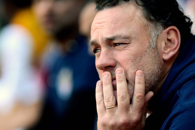 Gabriel Milito y un gesto de preocupación durante uno de los partidos de Chivas