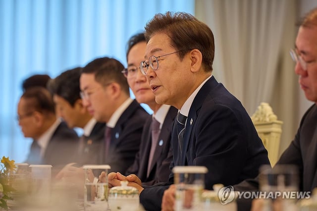 President Lee Jae Myung (2nd from R) speaks during a meeting with heads of conglomerates and representatives of business associations held at the presidential office in Seoul on June, 13, 2025, in this photo provided by Lee's office. (PHOTO NOT FOR SALE) (Yonhap) 