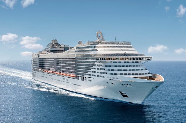 Llega el MSC Fantasia de MSC Cruceros al puerto de Buenos Aires.