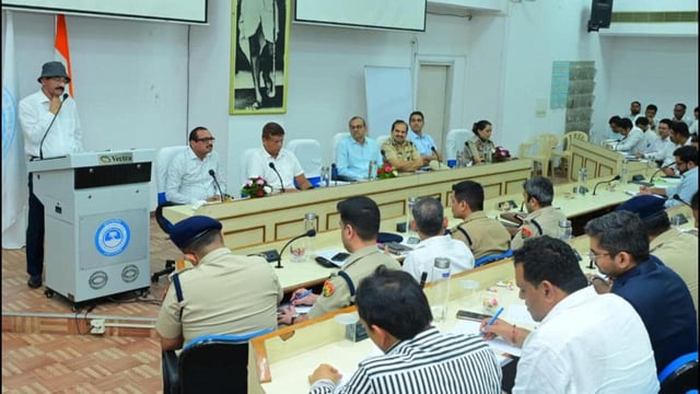 Chief principal secretary to the chief minister, Rajesh Khulla address officials at a review session at the Haryana Institute of Public Administration (HIPA) on Monday. (HT Photo)