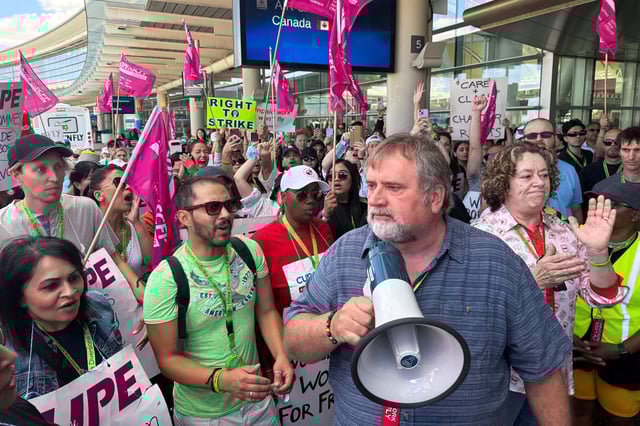 Mark Hancock, National President of the Canadian Union of Public Employees (CUPE), attends a picket line with striking Air Canada flight attendants amid a standoff with a government board that said the stoppage was unlawful, at Toronto Pearson International Airport in Mississauga, Ontario, Canada August 18, 2025. REUTERS/Kyaw Soe Oo