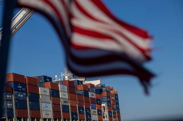 A cargo ship full of shipping containers is seen at the port of Oakland, California, U.S., August 4, 2025. REUTERS/Carlos Barria/File Photo