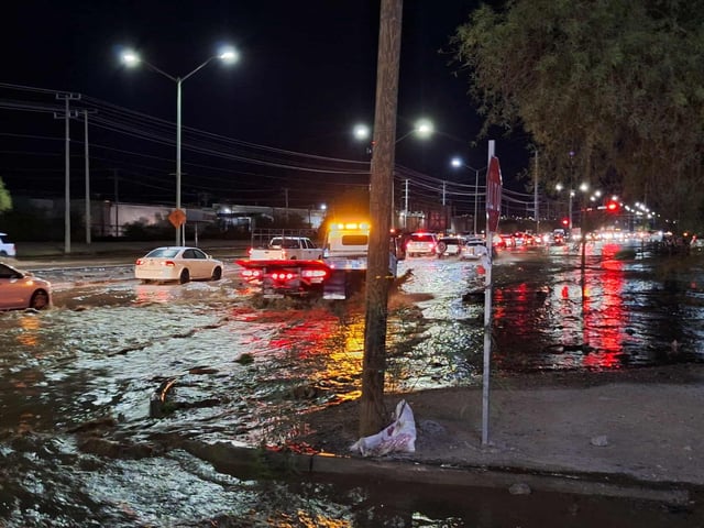 Departemento de Bomberos tuvo que responder a un reporte de incendio, además de asistir a varias inundaciones de la ciudad. | Crédito: Misael Montaño
