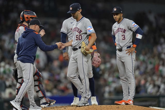 Houston Astros relief pitcher Tayler Scott, center, is taken off the mound by manager Joe Espada during the seventh inning of a baseball game, Monday, Aug. 18, 2025, in Detroit. (AP Photo/Ryan Sun)