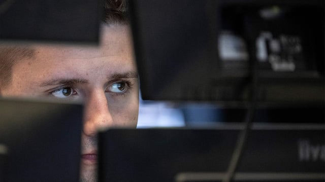 Ein Aktienhändler verfolgt die Kursentwicklung auf Computermonitoren im Handelssaal der Deutschen Börse in Frankfurt am Main.