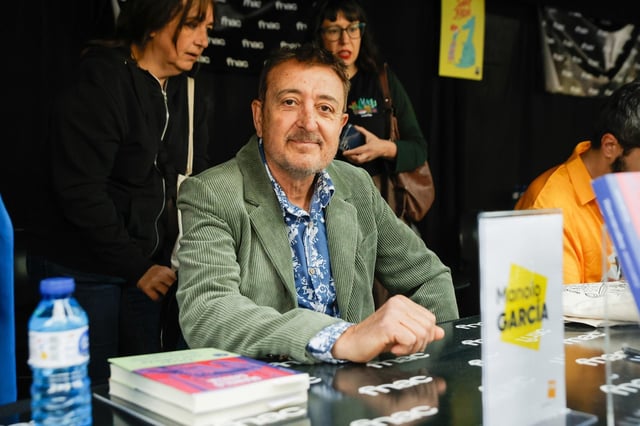 Manolo García firmando libros por Sant Jordi en Barcelona.