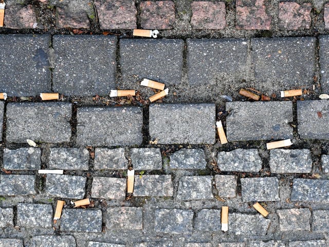 Weggeworfene Zigarettenkippen (Symbolbild).