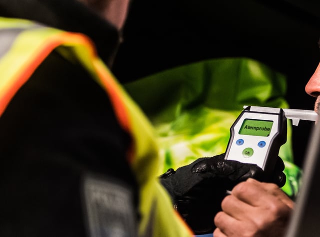 Ein betrunkener Autofahrer wurde von der Polizei kontrolliert. (Symbolbild)