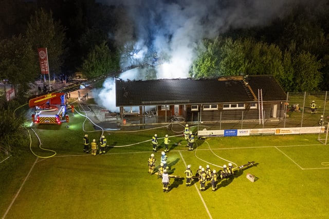 Die Feuerwehr löschte das Vereinsheim, doch weite Teile wurden zerstört.