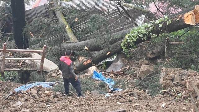 The landslide at Ramchandra Chowk in Benmore locality of Shimla town on Tuesday after heavy overnight rain. (HT Photo)