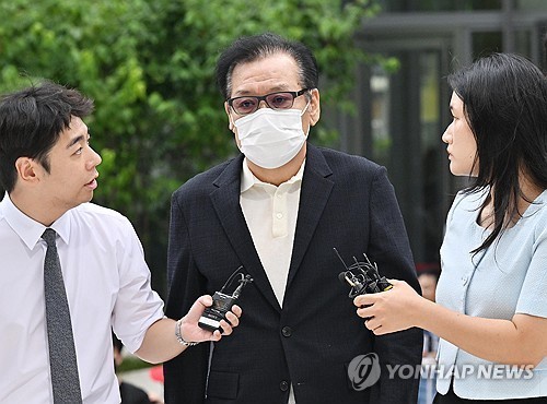 Jeon Seong-bae (C), a shaman accused of bribery in connection with former first lady Kim Keon Hee, appears for questioning at the special counsel team's office in central Seoul on Aug. 18, 2025. (Pool photo) (Yonhap)