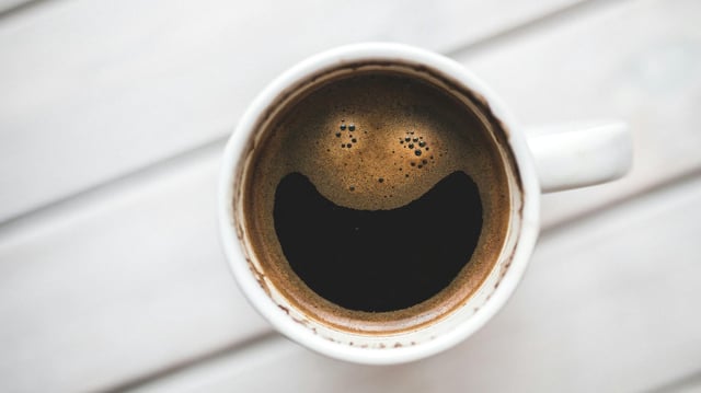 Kaffeetrinker berichten von besserer Laune: Besonders morgens hellt eine Tasse die Stimmung auf – bei Müdigkeit ist der Effekt am stärksten.