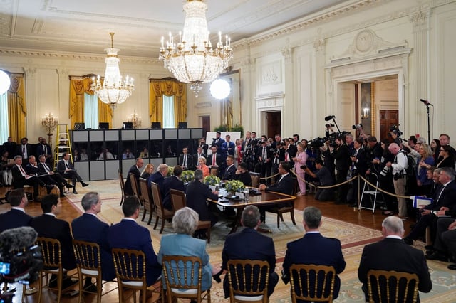 La rencontre à la Maison blanche entre Trump et Zelensky, accompagné de dirigeants européens, le 18 août 2025.