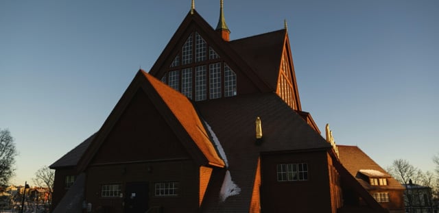 La célèbre église en bois rouge de Kiruna, dans le nord de la Suède, le 20 novembre 2022
