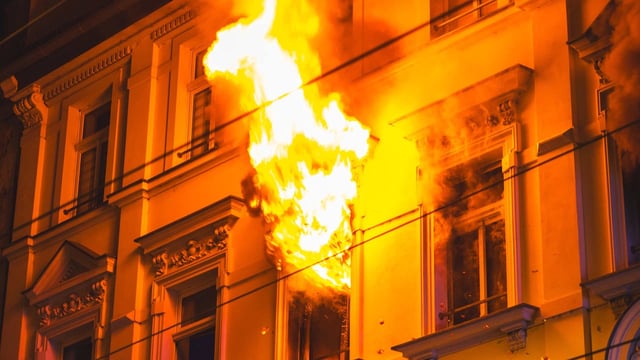 Feuer in Gera: Drei Menschen verletzt, zwei in Lebensgefahr, Brandursache noch unklar.