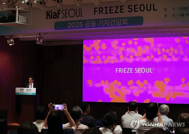 Frieze Seoul Director Patrick Lee speaks during a joint press conference for Frieze Seoul and Kiaf Seoul in Seoul on Aug. 19, 2025. (Yonhap) 
