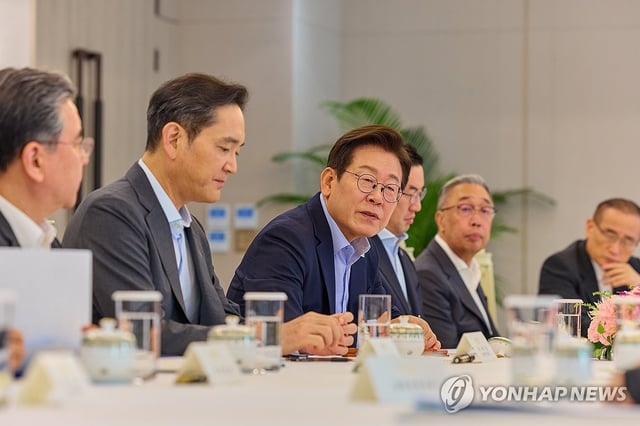President Lee Jae Myung (3rd from R) speaks during a meeting with heads of conglomerates and representatives of business associations held at the presidential office in Seoul on June 13, 2025, in this photo provided by Lee's office. (PHOTO NOT FOR SALE) (Yonhap)