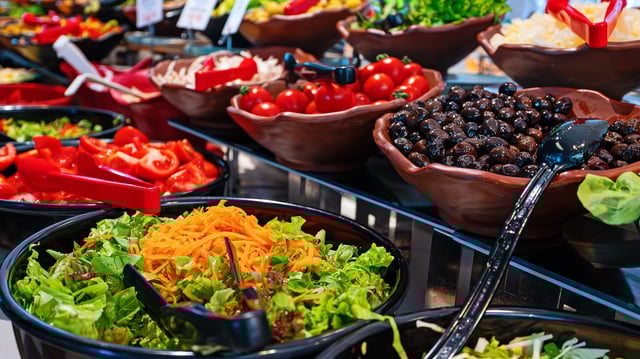 Übervolle Buffets sollen verschwinden: Die Türkei prüft neue Konzepte, um Essen im Hotel nachhaltig zu nutzen.