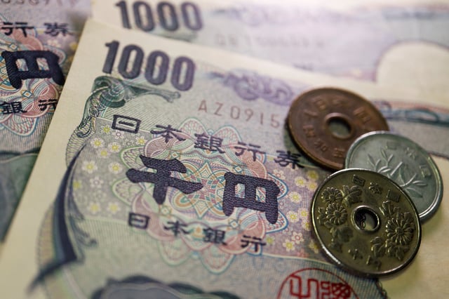 Coins and banknotes of Japanese yen are seen in this illustration picture taken June 16, 2022. REUTERS/Florence Lo/Illustration/File Photo