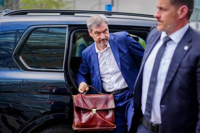 Markus Söder, CSU-Vorsitzender und Ministerpräsident von Bayern und CSU-Vorsitzender, kommt am Morgen zu Beginn der Fortsetzung der Koalitionsverhandlungen von Union und SPD an der CDU-Parteizentrale, dem Konrad-Adenauer-Haus, an.