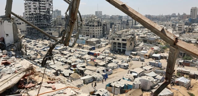 Photo prise le 18 août 2025 montrant des tentes abritant des Palestiniens déplacés dans la ville de Gaza