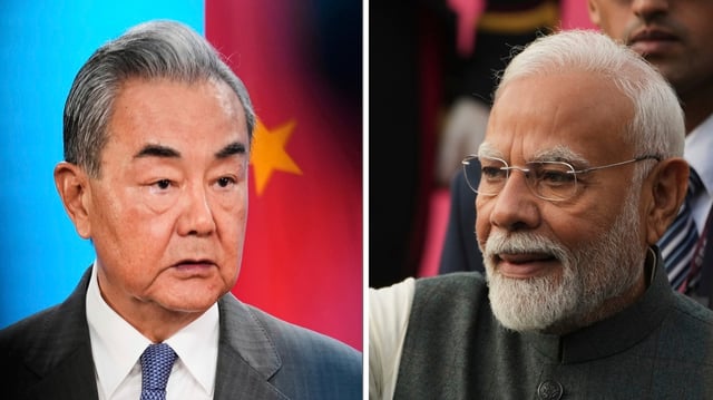 Diese Archivfotos zeigen links den chinesischen Außenminister Wang Yi bei einer Medieninformation in Berlin am 3. Juli 2025 und rechts den indischen Premierminister Narendra Modi, der am 5. Juli 2025 in Buenos Aires, Argentinien, Journalisten zuwinkt.
