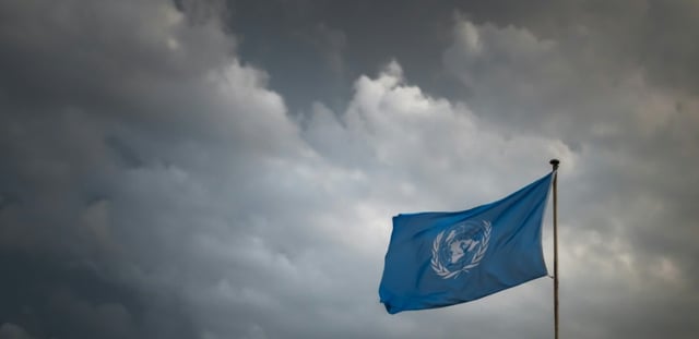 Le drapeau des Nations Unies flotte sur ses bureaux de Genève le 14 août 2025