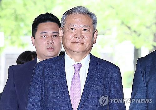 Former Interior Minister Lee Sang-min enters the Seoul Central District Court in southern Seoul on July 31, 2025, to attend his arrest warrant hearing, in this file photo. (Yonhap)