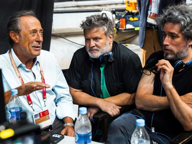 Francella junto a los realizadores Gastón Duprat y Mariano Cohn, en el rodaje de "Homo Argentum". Fotos Disney