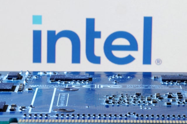 Das Intel-Logo über einem Motherboard.