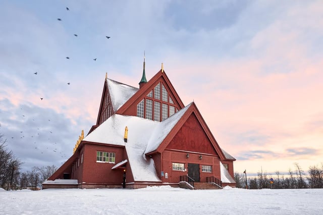 Inaugurée en 1912 et pesant 672 tonnes, l’imposante église de Kiruna se distingue par un extérieur néogothique rouge, où les toits aux pentes prononcées descendent jusqu’au sol.
