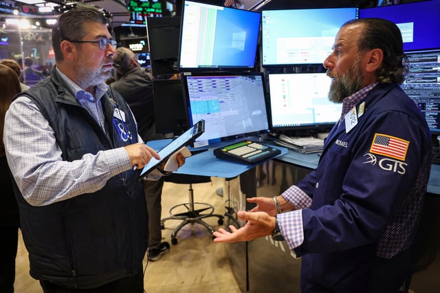 Traders work on the floor at the New York Stock Exchange (NYSE) in New York City, U.S., August 18, 2025.  REUTERS/Brendan McDermid/File Photo
