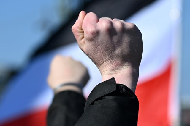 In Bremen sind Ermittler am Dienstag zu Durchsuchungen bei Mitgliedern einer örtlichen rechtsextremistischen Gruppe ausgerückt. Laut Polizei beschlagnahmten sie unter anderem Waffen wie Messer und Schlagstöcke.