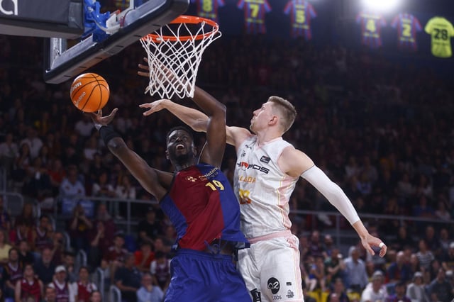 El pivot senegalés del FC Barcelona Youssoupha Fall lucha con el ala pivot finlandés del Hiopos Lleida Alexander Madsen (d) durante el partido de la jornada 31 de la Liga Endesa disputado en el Palau Blaugrana