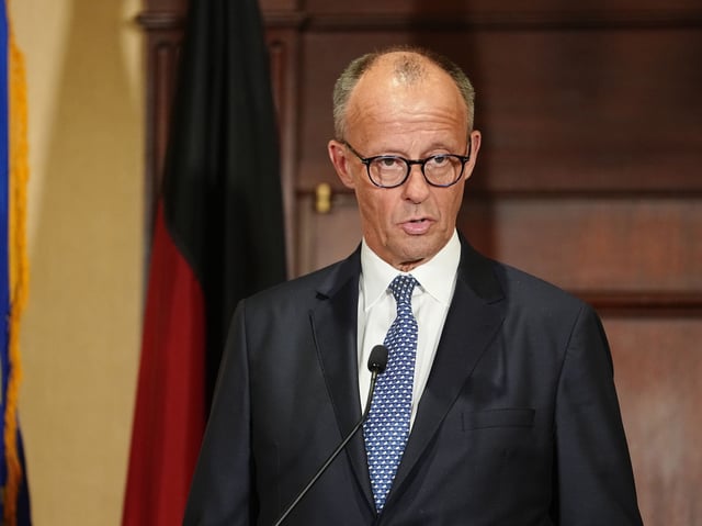 19.08.2025, USA, Washington: Bundeskanzler Friedrich Merz (CDU) gibt im Willard Hotel ein Pressestatement nach einem Spitzentreffen von US-Präsident Trump und dem ukrainischen Präsidenten Selenskyj mit europäischen Staats- und Regierungschefs im Weißen Haus.