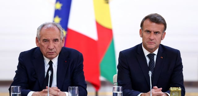 Le Premier ministre français François Bayrou (G) et le président français Emmanuel Macron participent à une réunion avec les élus de Nouvelle-Calédonie et les représentants de l'État au Palais de l'Élysée, à Paris, le 12 juillet 2025
