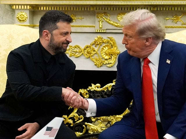 18.08.2025, USA, Washington: US-Präsident Donald Trump trifft sich mit Wolodymyr Selenskyj (l), Präsident der Ukraine, im Oval Office im Weißen Haus.