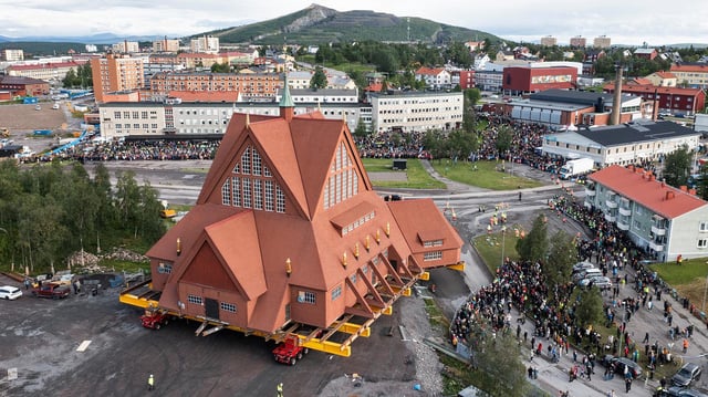 Drohnenaufnahme der Verlegung der historischen Holzkirche von Kiruna.