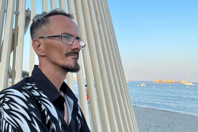 Jean Pormanove, ici en vacances en Corse en 2022, est décédé dans la nuit du dimanche 17 au lundi 18 août 2025.
